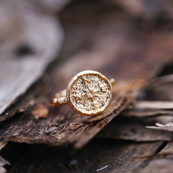 17KM | Vintage Dainty Gold Coin Compass Ring - Picture 7 of 8
